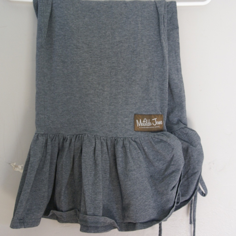 MATILDA JANE SIZE M CAPRI RUFFLE PANTS GRAY WOMEN